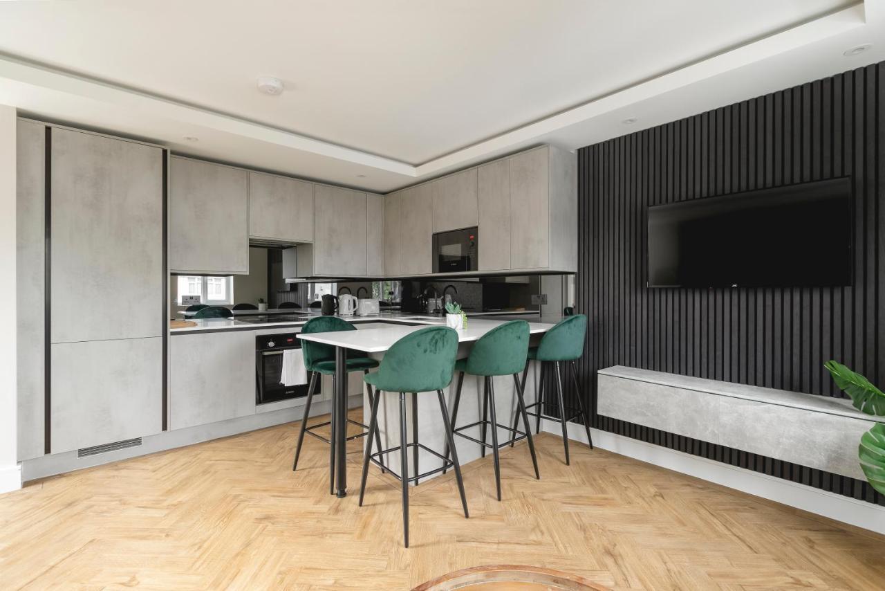 Skyvillion - Cozy Large 4 & 1 Bed Apartments In London Enfield, Mins To Tube Station, Free Wi-Fi Exterior photo