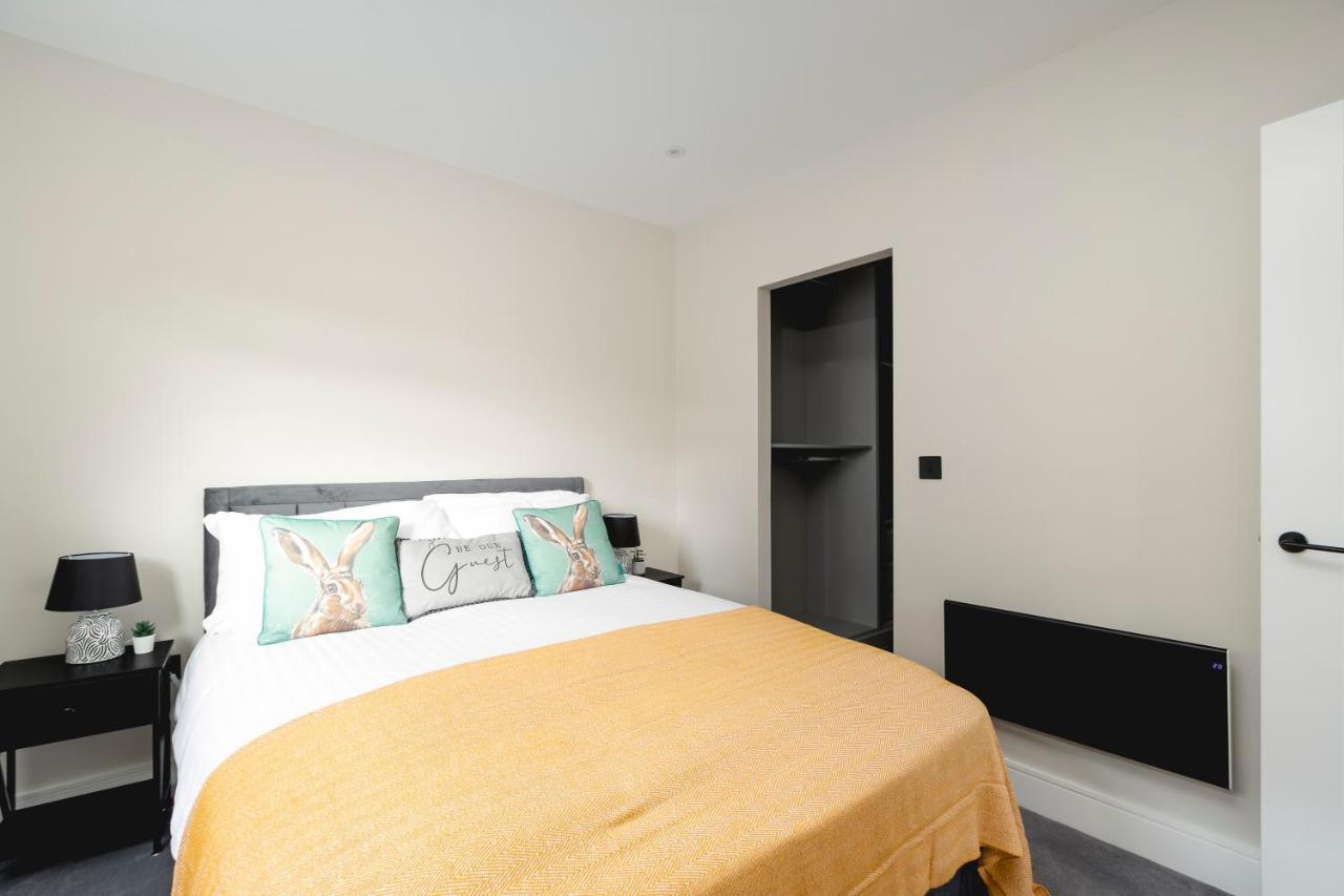 Skyvillion - Cozy Large 4 & 1 Bed Apartments In London Enfield, Mins To Tube Station, Free Wi-Fi Exterior photo