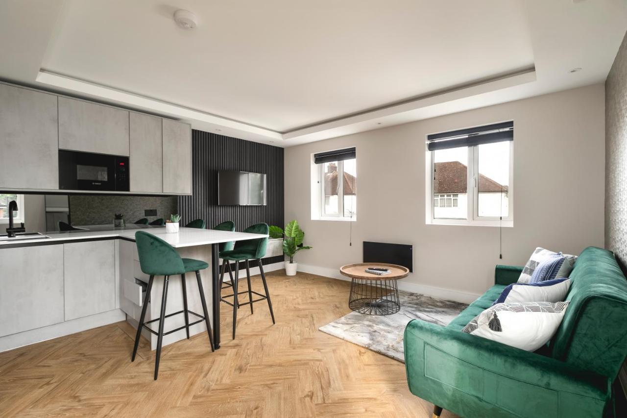 Skyvillion - Cozy Large 4 & 1 Bed Apartments In London Enfield, Mins To Tube Station, Free Wi-Fi Exterior photo