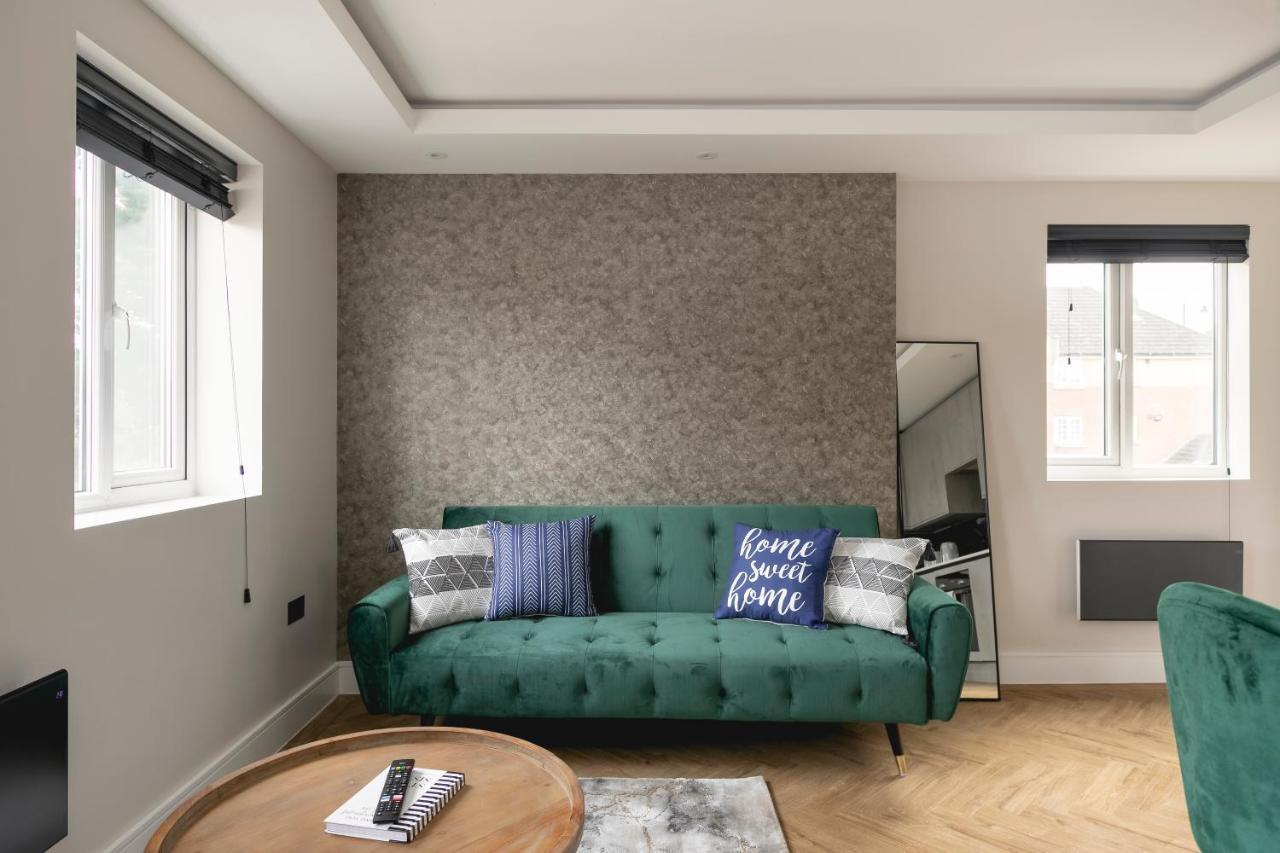 Skyvillion - Cozy Large 4 & 1 Bed Apartments In London Enfield, Mins To Tube Station, Free Wi-Fi Exterior photo