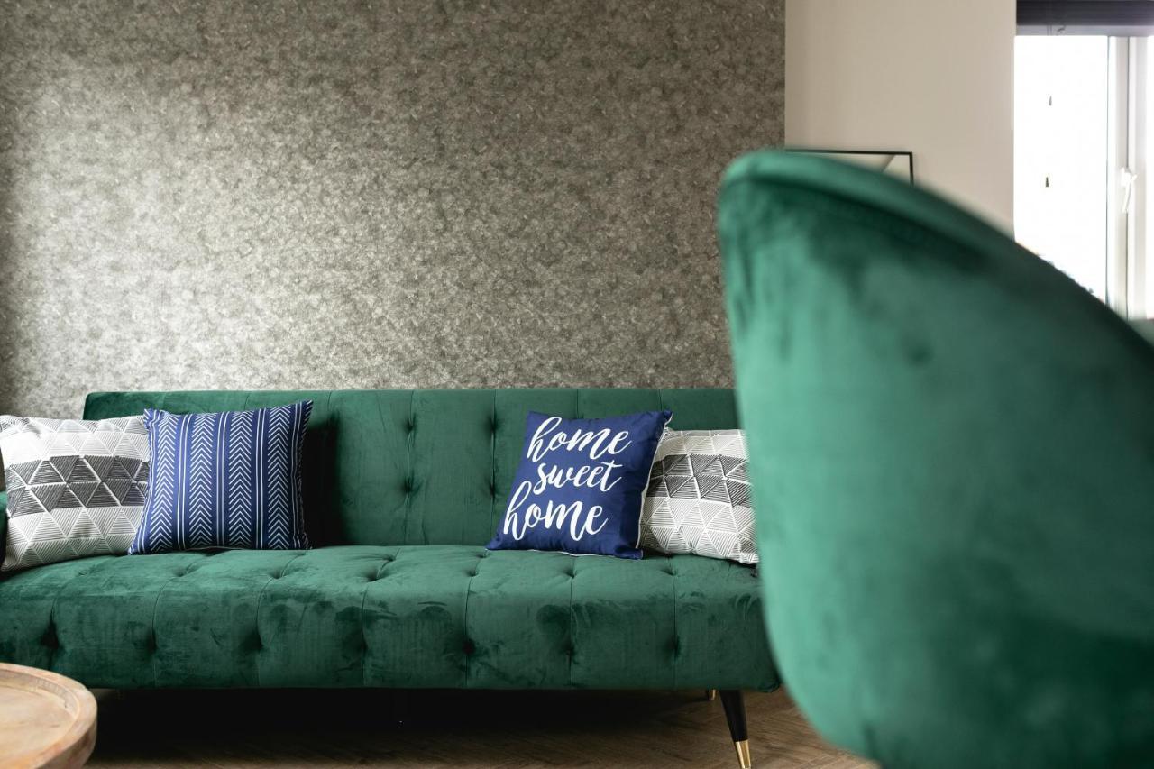 Skyvillion - Cozy Large 4 & 1 Bed Apartments In London Enfield, Mins To Tube Station, Free Wi-Fi Exterior photo
