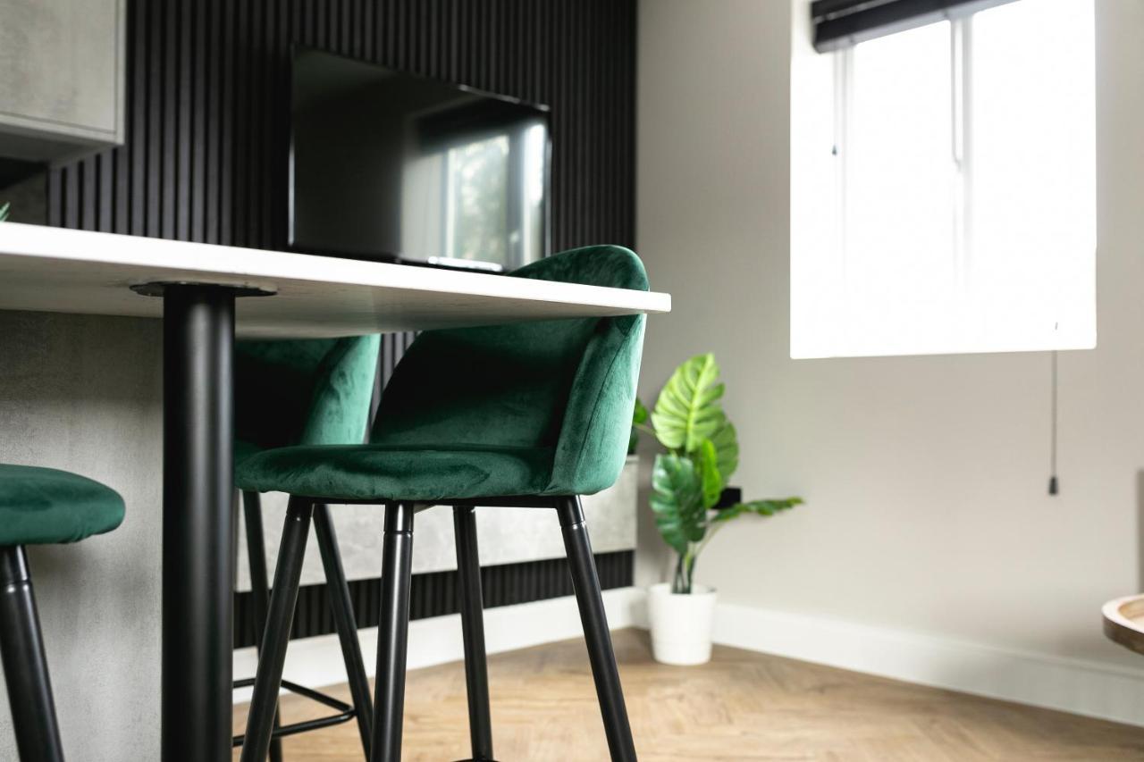 Skyvillion - Cozy Large 4 & 1 Bed Apartments In London Enfield, Mins To Tube Station, Free Wi-Fi Exterior photo