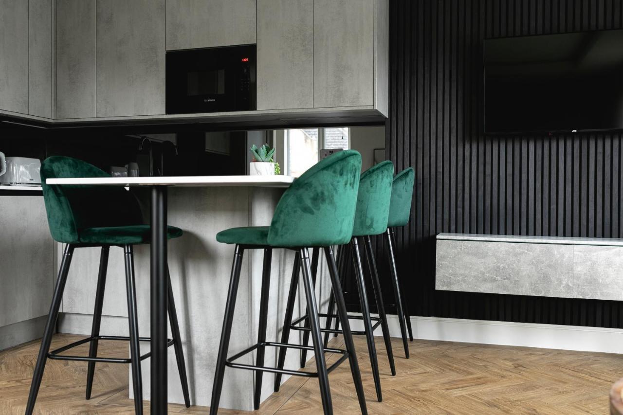 Skyvillion - Cozy Large 4 & 1 Bed Apartments In London Enfield, Mins To Tube Station, Free Wi-Fi Exterior photo
