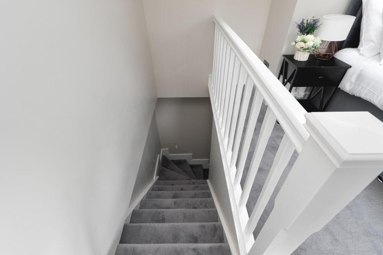 Skyvillion - Cozy Large 4 & 1 Bed Apartments In London Enfield, Mins To Tube Station, Free Wi-Fi Exterior photo