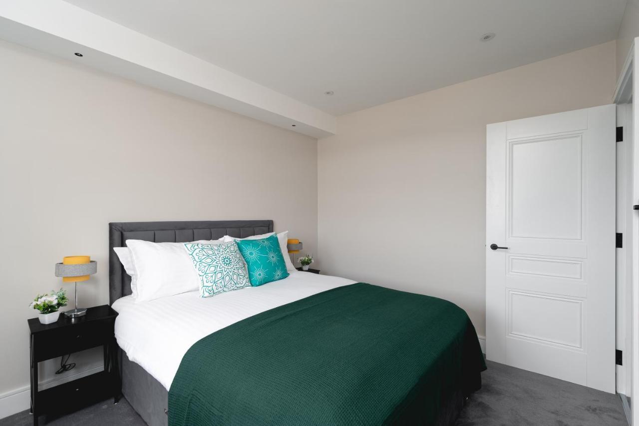 Skyvillion - Cozy Large 4 & 1 Bed Apartments In London Enfield, Mins To Tube Station, Free Wi-Fi Exterior photo