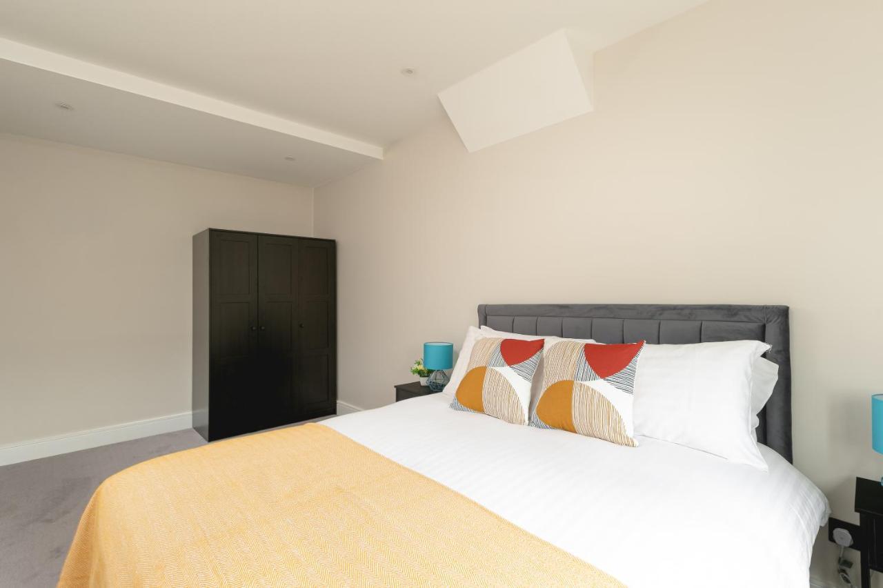 Skyvillion - Cozy Large 4 & 1 Bed Apartments In London Enfield, Mins To Tube Station, Free Wi-Fi Exterior photo
