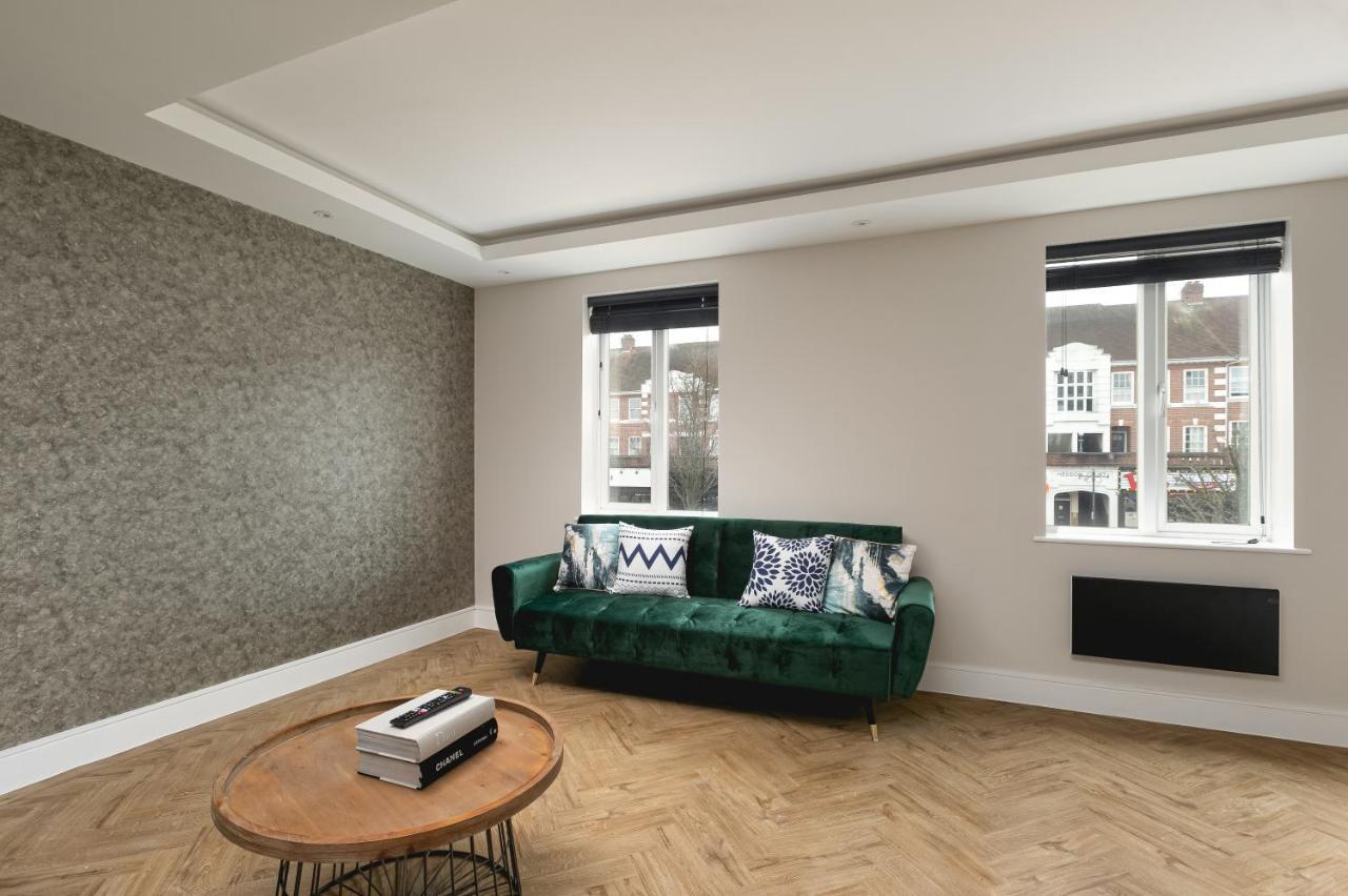 Skyvillion - Cozy Large 4 & 1 Bed Apartments In London Enfield, Mins To Tube Station, Free Wi-Fi Exterior photo