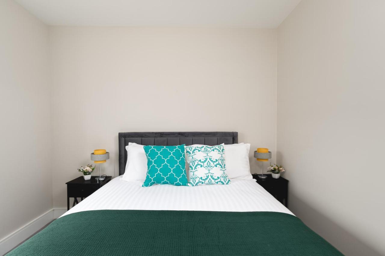 Skyvillion - Cozy Large 4 & 1 Bed Apartments In London Enfield, Mins To Tube Station, Free Wi-Fi Exterior photo