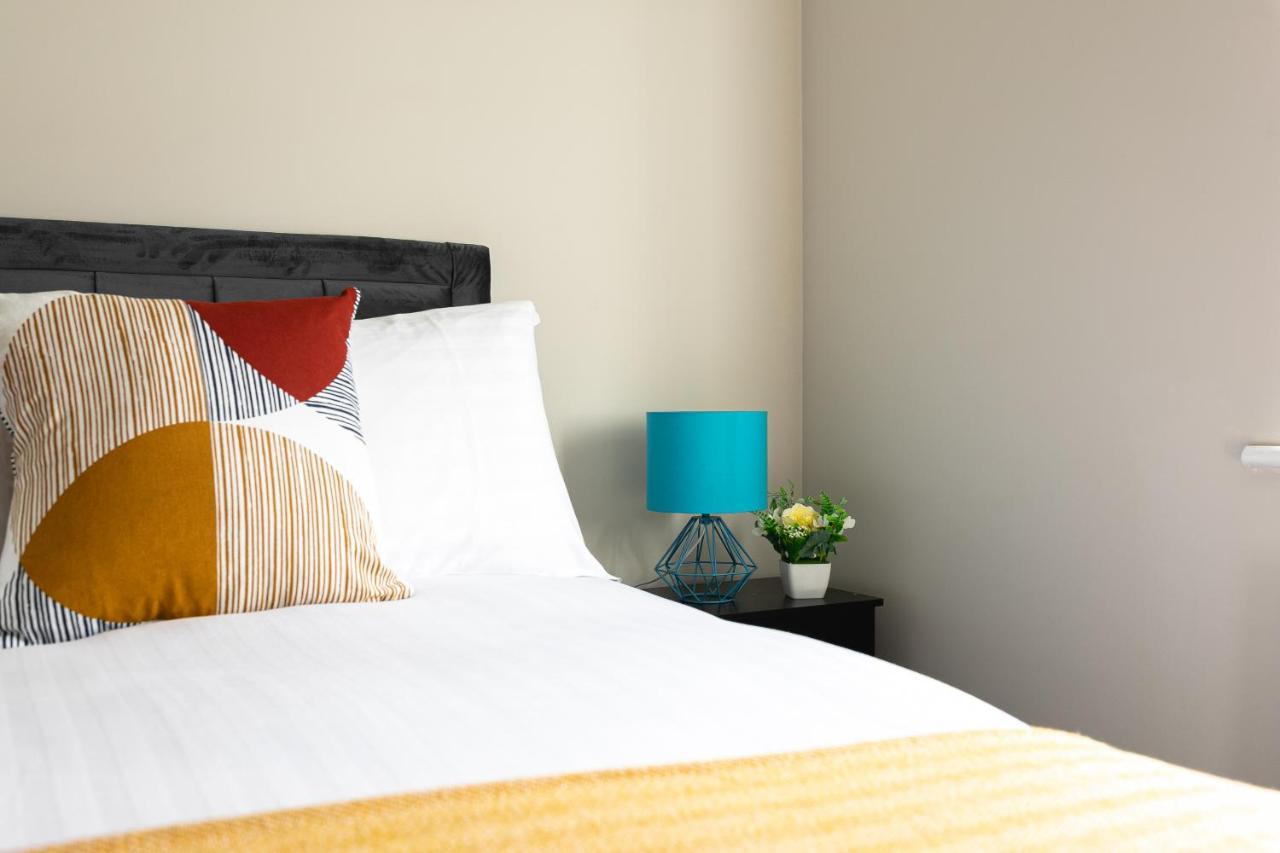 Skyvillion - Cozy Large 4 & 1 Bed Apartments In London Enfield, Mins To Tube Station, Free Wi-Fi Exterior photo
