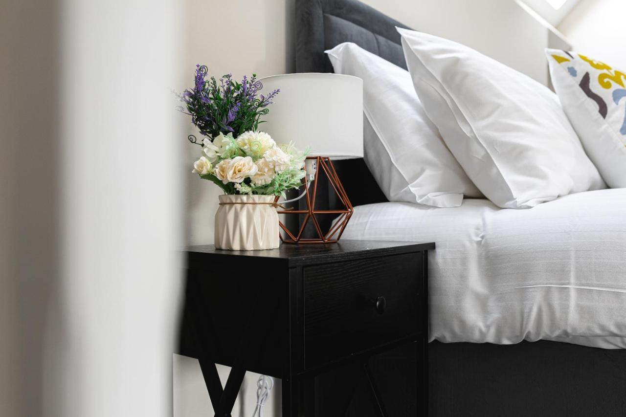Skyvillion - Cozy Large 4 & 1 Bed Apartments In London Enfield, Mins To Tube Station, Free Wi-Fi Exterior photo