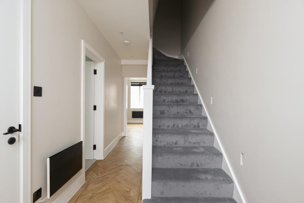 Skyvillion - Cozy Large 4 & 1 Bed Apartments In London Enfield, Mins To Tube Station, Free Wi-Fi Exterior photo