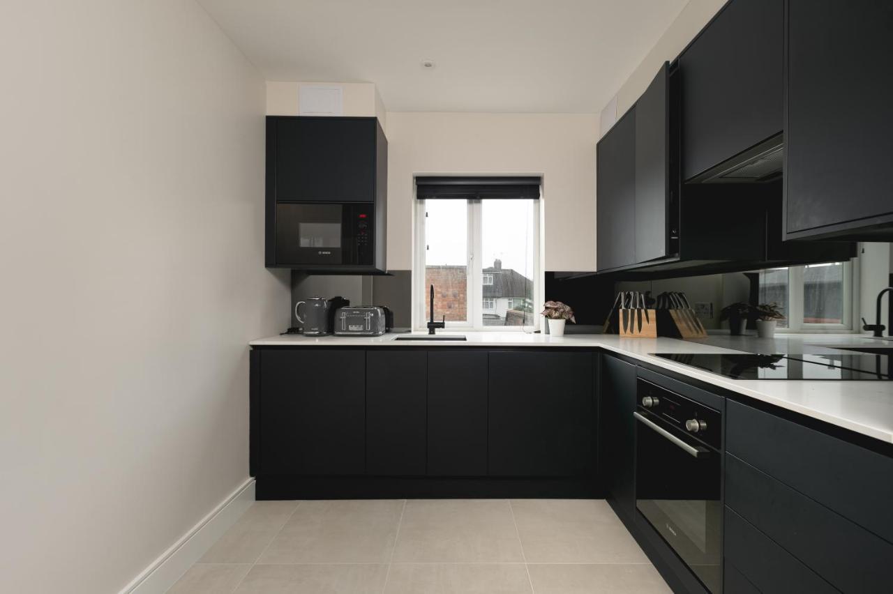 Skyvillion - Cozy Large 4 & 1 Bed Apartments In London Enfield, Mins To Tube Station, Free Wi-Fi Exterior photo