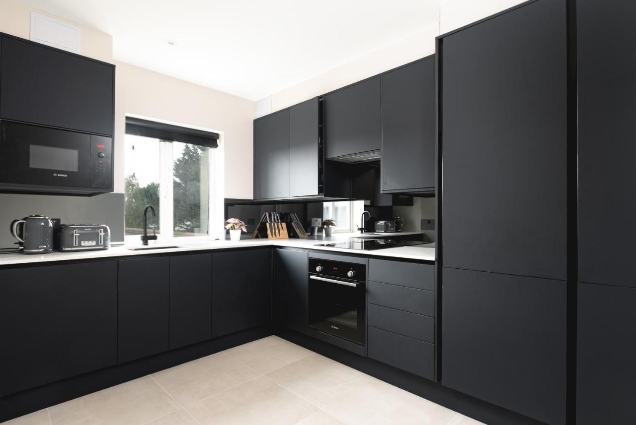 Skyvillion - Cozy Large 4 & 1 Bed Apartments In London Enfield, Mins To Tube Station, Free Wi-Fi Exterior photo