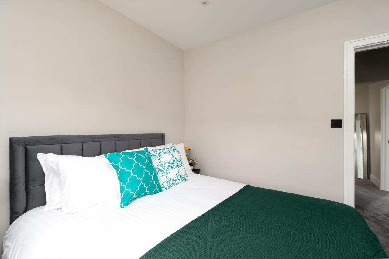 Skyvillion - Cozy Large 4 & 1 Bed Apartments In London Enfield, Mins To Tube Station, Free Wi-Fi Exterior photo