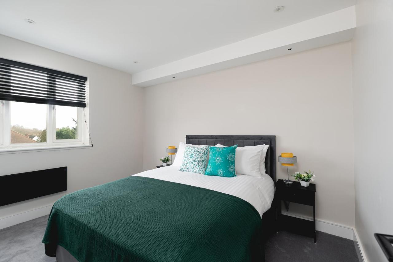 Skyvillion - Cozy Large 4 & 1 Bed Apartments In London Enfield, Mins To Tube Station, Free Wi-Fi Exterior photo