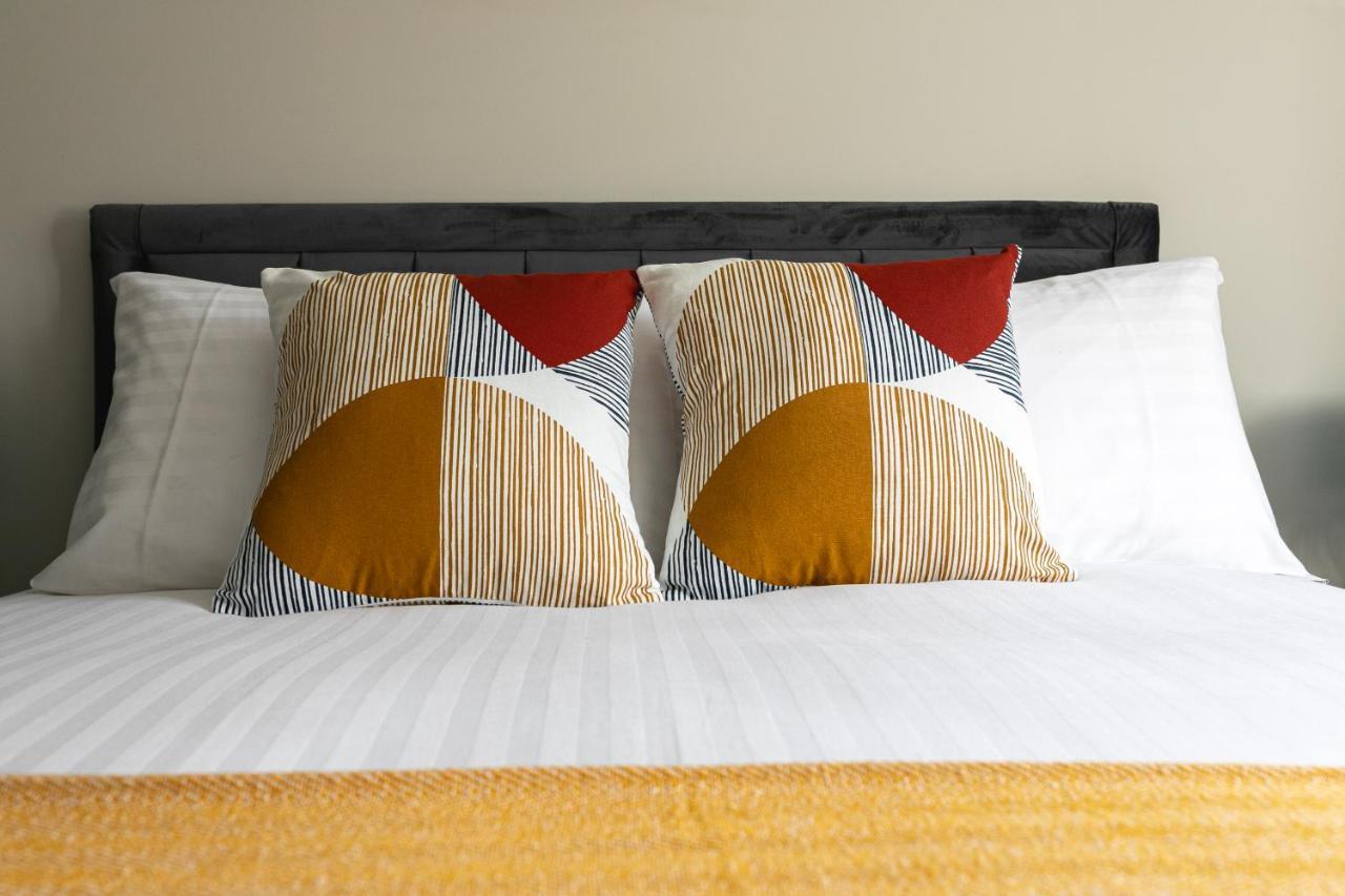 Skyvillion - Cozy Large 4 & 1 Bed Apartments In London Enfield, Mins To Tube Station, Free Wi-Fi Exterior photo